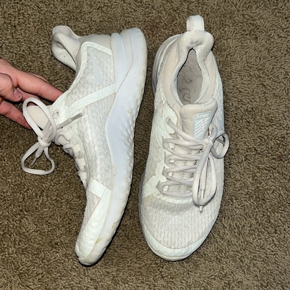 Women’s 8.5 nike shoes - Picture 2 of 4